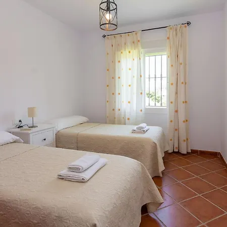 Andalucía: Cerca De Todo, Intimidad Y Espacio Nerja