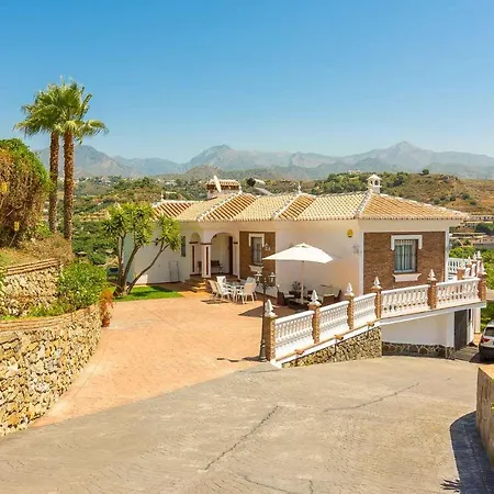 Andalucía: Cerca De Todo, Intimidad Y Espacio Nerja