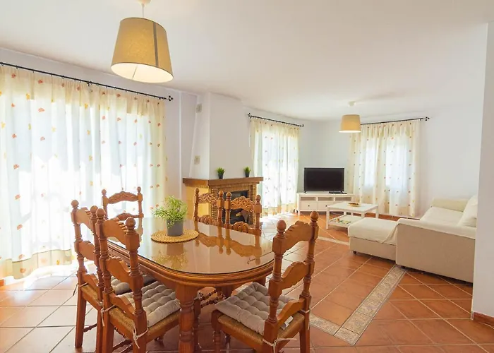 Andalucia: Cerca De Todo, Intimidad Y Espacio فيلة