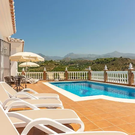 Andalucía: Cerca De Todo, Intimidad Y Espacio Nerja