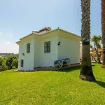 Andalucia: Cerca De Todo, Intimidad Y Espacio Вілла Нерха