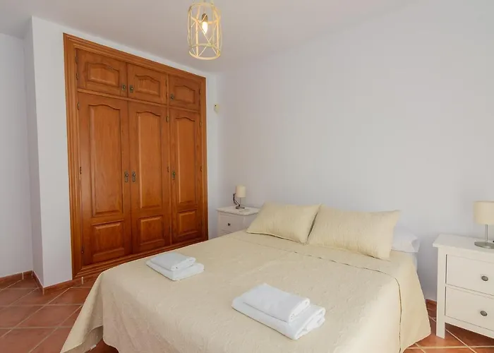 Andalucia: Cerca De Todo, Intimidad Y Espacio